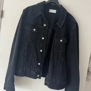 Jeansjacka  - Svart jeansjacka från ASOS design. Small passform. Utmärkt skick, som ny. Säljer pga för liten i storleken. 