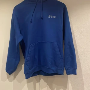 Warne clothing hoodie - Riktigt fet hoodie som tyvärr inte passade, storlek S  Hör av er vid frågor! Priset är inte hugget i sten!