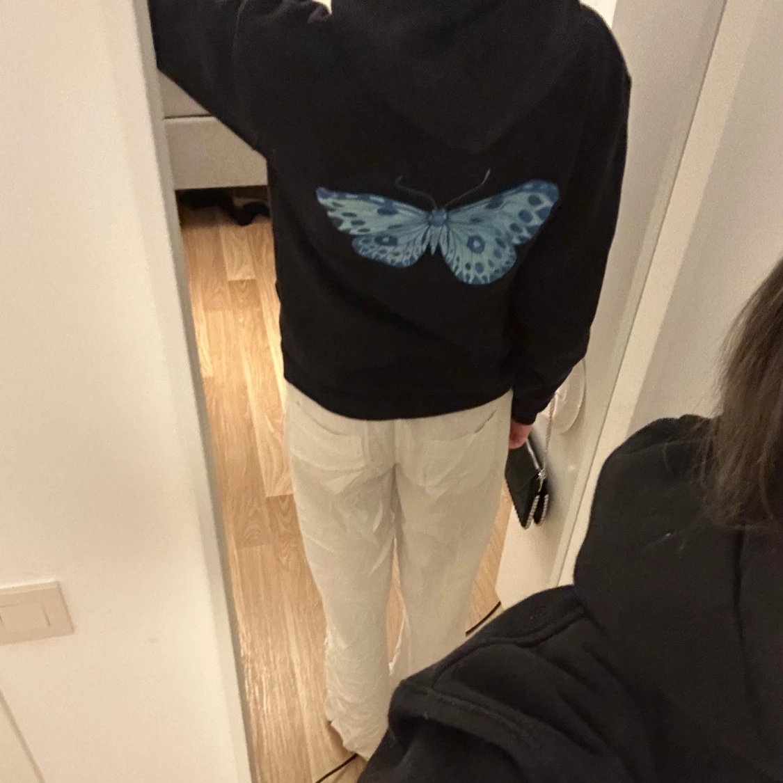 Svart hoodie med blå fjäril - 91