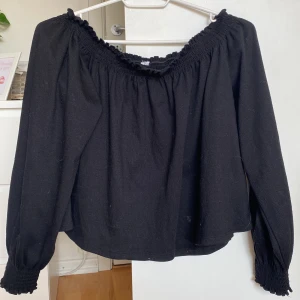 Svart cropped långarmad  - I bra skick säljer för den inte andvänds 