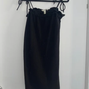 Kort svart klänning  - Kort svart klänning från H&M, storlek XS
