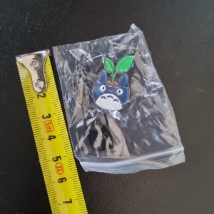 Söt Totoro pin - nyskick! - Söt Totoro pin - nyskick! Skickad samma dag som betalning sker. Der går bra att använda "köp nu".