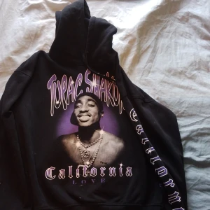 Tupac hoodie  - Priset kan sänkas vid snabb affären,den är knappt använd skiclet är 10/10