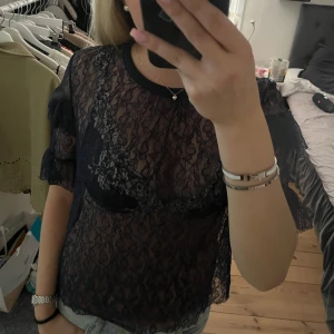 Spets topp - Säljer denna sjukt snygga spetstoppen då den inte kommer till användning💗💗