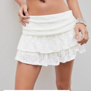 Krämvit kjol från Cider Xs - Nyskick använd 1 gång.  Ganska kort i modellen men väldigt gullig!💕 Nypris: 262 + frakt