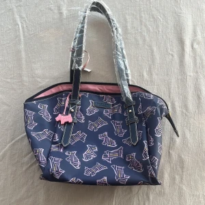 Radley väska  - Säljer min syrras skit snygga väska som hon aldrig har använt för hon har flyttat till USA perfekt nu till skolan😍Skick helt ny Nypris 2500kr Pris kan diskuteras ❤️