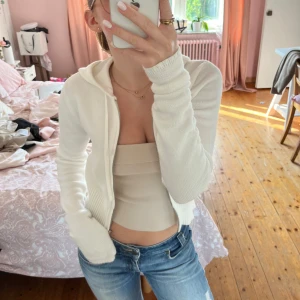 Tjocktröja  - Så mysig och snygg tjocktröja från Nelly 🤩💫🤍 aldrig använd 