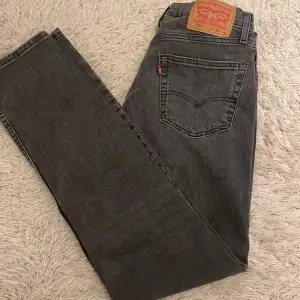 Snygga Levi’s jeans i modellen 511. De är använda ett fåtal gånger och de är i ett grymt skick. Nypris 1199. Skriv gärna vid frågor eller fler bilder. Säljer de för att de tyvärr har blivit försmå.