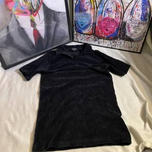 Mocka pike - Mocka piké säljes då den inte kom till användning, storlek: S, kom dm vid minsta fråga eller fundering så svarar jag så fort som möjligt och skicka gärna bud med vid intresse!