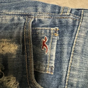 Lågmidjade hollister shorts - Jag säljer dessa hollister shorts Som är vintage och använd 1 gång har haft den jätte länge men jag e för fet för den 