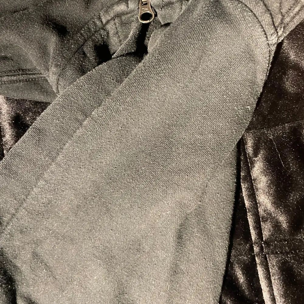 En Ralph lauren zip hoodie som jag köpte på Plick för ett tag sedan för 600. Jag har knappt ändvänd eftersom jag tyckte att den hade tappat mycket färg och var sliten. Detta sätter det låga priset. Ville säga den passar storlek xs vuxen.. Hoodies.