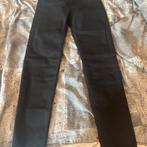 Jeans  - Svarta jeans från Pull&bear storlek 38 men passar mer 36! Helt nya! Med prislapp. Säljs för 379kr (FRÅGA OM BÄTTRE FÖRSTA BILD DEN BLEV INTE BRA HÄR) 