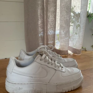 Nike Airforce pixel - Hej!😊 Säljer då jag inte har någon användning för dom, bra skick, använda fåtal gånger