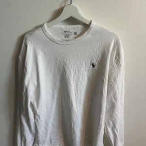 Vit Ralph Lauren Sweatshirt - Säljer denna vita Ralph Lauren sweatshirten i storlek M, Classic Fit. Använt kanske 2 gånger, skick 9/10. Hör av er vid fler frågor eller bilder!! Priset kan sänkas LITE vid snabbt köp❗️