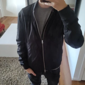 J.Lindeberg Jacka - Fet J.Lindeberg jacka. 10/10 skick. Riktigt fräsch nu till hösten. Nypris 2000. Mitt pris 500. Skriv vid minsta fundering eller intresse🔥