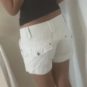 Snygga och unika vita jeansshorts! Använd ett fåtal gånger, i bra skick!