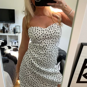 Prickig klänning  - Tryck inte på köp nu! Säljer denna superfina  klänningen från zara, andra och tredje bilden är lånad men skriv för fler bilder eller frågor💘 frakt:65kr