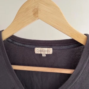 Söt kofta - Supersöt grå kofta med fyrkantiga knappar. Står storlek M men jag skulle snarare säga S.💓