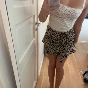 Trendig mini skirt - Miniskirt Leo print Lågmidjad Trendig Bra skick  60kr