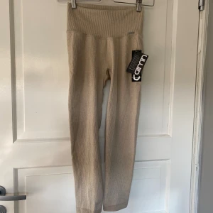 Beige ribbade leggings från Aim'n - Säljer ett par superbekväma och snygga beige ribbade leggings från Aim'n. Nyskick, bara provade! Ny pris 599kr