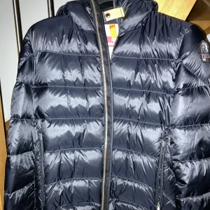 Parajumper pharell jacka  - Storlek M, använd ca en månad, inga repor eller synliga skador. Pris kan diskuteras. NY PRIS 6500kr.  Köpt på care of carl 