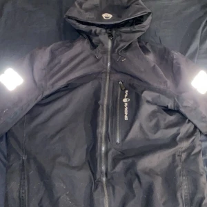 Sail racing jacka - Sail racing jacka, lite smutsig just nu men tvättas innan köp, den är perfekt för vintern då det är dunjacka material på insidan, nypris 3200