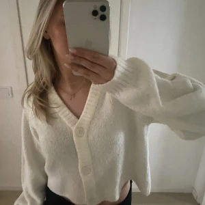 Stickad tröja  - Söt stickad tröja med 3 knappar framtill, väldigt bra skick då den knappt är använd💕💕