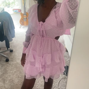 Jättesöt rosa klänning  - Jättefin rosa sommarklänning som endast använts en gång 💓 