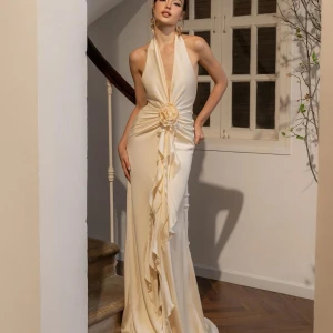 Vacker klänning - Jätte fin klänning i beige som jag älskar😍 köpte för 1500kr Har bara haft den en gång till bröllop One size