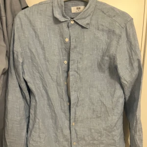Linne skjorta - En fin linne skjorta som är använd några gånger men helt skicket väldigt bra.