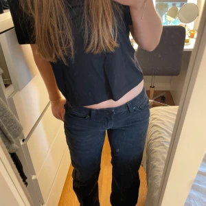 Lågmidjade baggyjeans❣️ - Jättesköna lågmidjade baggyjeans, nästan helt oanvända, lite stora vid knävecken men annars sitter dom superbra!🌟
