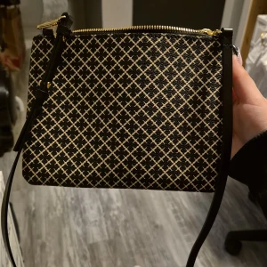 Ivy purse - En oanvänd väska jag köpte för ett tag sen liten väska för lite grejer med axelrem 