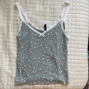 blommig topp - blommig topp från H&M, använd fåtal gånger🎀 stretchigt material, strl M. bra skick!