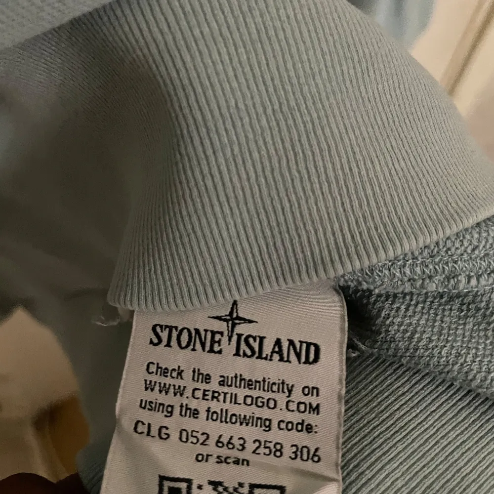 En sweatshirt från Stone island i färgen turkos. Storleken på den är M, väldigt bra skick. . Tröjor & Koftor.