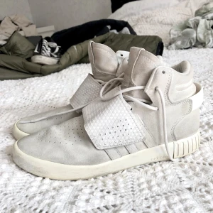 Adidas Yeezy Boost - Bra skick! - Skitsnygga och sköna beige/vita sneakers från Adidas. Använda 1 säsong och väl omhändertagna.   Köpta på Adidas Store Sveavägen i Stockholm för två år sedan. Mest legat på hyllan.   Storlek 43.   Nypris 2400kr Mitt pris 950kr