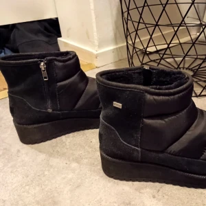Uggs svarta dry tech  - Uggs svarta dry tech.  Strl 40  Precis som nya.   Jag står för frakten.  Mvh sofi 
