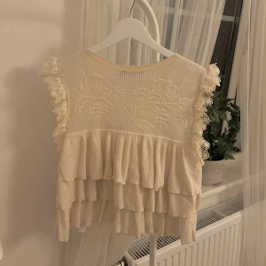 Volang topp - Volang topp i storlek S från zara som är slutsåld som säljs för 350kr