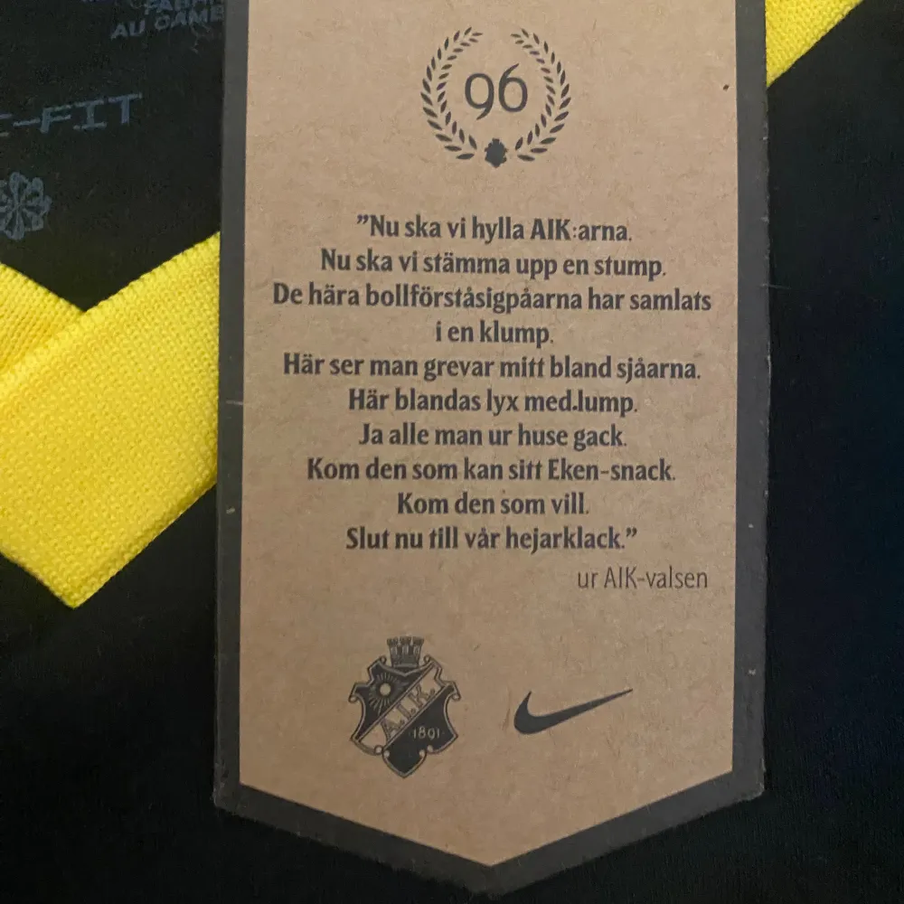 En Oanvänd aik retro tröja som ligger på 1300kr nypris för ett bra pris👏🏾 Limited Edition . T-shirts.