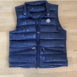 Moncler Gui väst - Tja! Säljer nu denna snygga Moncler Gui västen, skick 9/10, storlek 2 motsvarar S/M vid frågor och funderingar är det bara att höra av sig