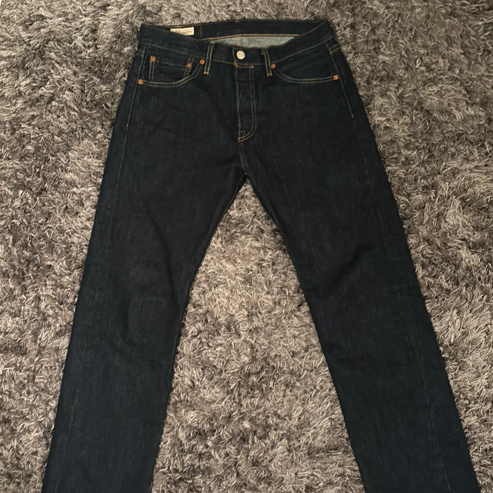 Levi’s jeans | model 501 | Storlek 28/32, men har sytt ner dem till 28/30👍| skick 10/10 | Använda ungefär tre gånger | Hör av er vid minsta lilla fråga!. Jeans & Byxor.