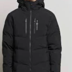 Sail racing jacka  - En Sail racing jacka för både för tjejer och killar. Använd några få gånger.  Ordinarie pris: 3000kr  Pris kan diskuteras 