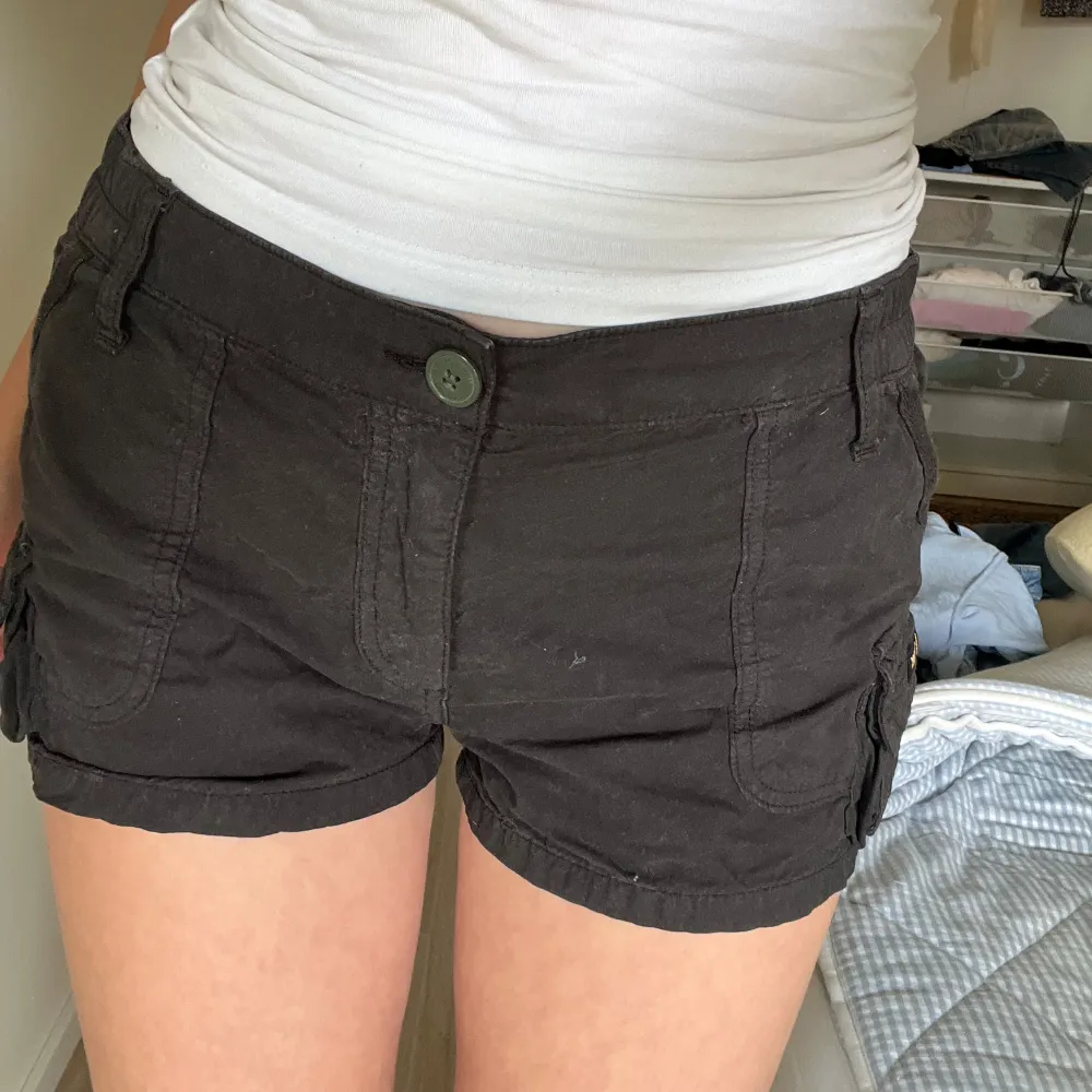 Säljar dessa supersnygga shortsen från superdry aldrig använda ( nypris 600kr)!!💕💕. Shorts.