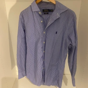 Ralph Lauren skjorta  - Hej! Säljer nu min skjorta från märket polo Ralph Lauren, storlek 32/33 motsvarar M fint skick, tveka inte på att höra av dig om du har frågor eller funderingar kring skjortan!