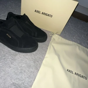 arigato skor - säljer dessa skor eftersom de har blivit småa, de är i väldigt bra skick nästan som nya, och är väldigt värt och rimligt pris för så bra och rena skor