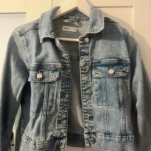 Ljusblå jeansjacka från Perfect Jeans - Säljer en snygg ljusblå jeansjacka från Gina tricot   (Perfect Jeans) i storlek XS. Perfekt för vår och sommar! ord pris : 599 men säljer för 300. kan gå ner i pris. dma bara mig! 