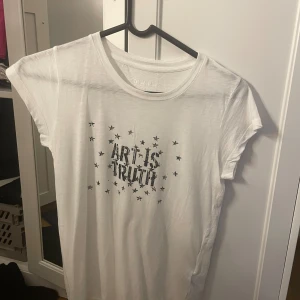 Zadig et Voltaire t-shirt - Säljer denna jättefina t-shirt från Zadig et Voltaire❤️som ny bara använd en enda gång!