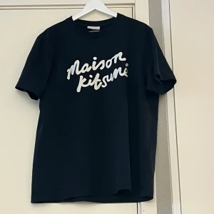 Maison Kitsuné - Tröja från Maison Kitsuné i storlek S, skulle dock säga att den sitter som en M. Skick 9/10, använd fåtal gånger! Pm vid fler frågor!