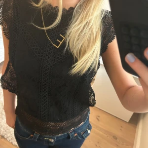 Spets topp - Jättesnygg svart spets topp från only i storlek S💕 den är i nyskick och använd endast en gång🤍 nypris: 400kr, men säljer för 299kr!🤍🤍