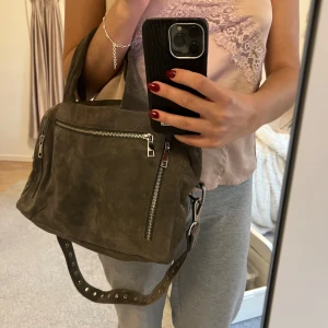 Nunoo väska - Skitsnygg väska från nunoo, helt oanvänd! Extra band medkommer. Kan mötas upp i Stockholm!🥰Måtten är 34x22x10!🥰