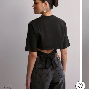Slutsåld Nelly topp - Snygg svart  topp med korta ärmar och knyt i ryggen. Perfekt för allt. Passar bra till både jeans och kjol. 💗 helt slutsålt i typ alla storlekar. passar typ allt från xxxs-s/m beroende på hur man vill att den ska passa. skriv privat för fler bilden💗💗